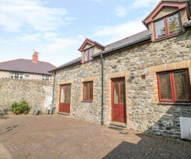 2 Hwyrfryn Stables