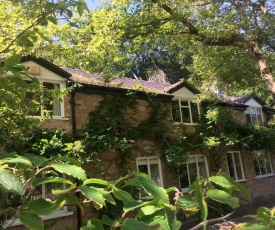 4-Bedroom Riverside House with garden near Denbigh