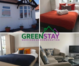 "Eastville Court Rhyl" by Greenstay Serviced Accommodation - Cosy 2 Bedroom Bungalow with Parking, Netflix & Wi-Fi, Close To Beaches, Shops & Restaurants - Ideal for Families, Business Travellers & Contractors
