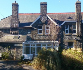 Large house sleeps 12 - 10 mins to Barmouth beach