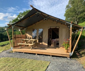 Cosy Glamping Lodge with Hot Tub in Heart of Snowdonia