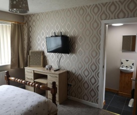 En-suite Bedroom in a quiet bungalow