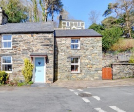 Cosy holiday home in Penrhyndeudraeth with Terrace