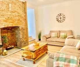 Stunning Renovated & Spacious 2 BR - 100m to beach