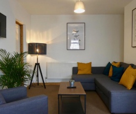 2 Bed Apartment by University & Hospital + Free Parking