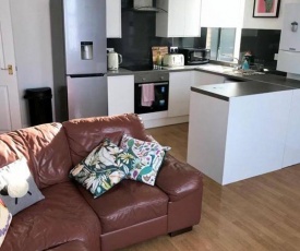 A modern 2 bedroom apartment close to the city centre