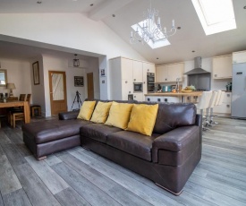 Spacious Home for up to 16 Guests in Barry, near Cardiff