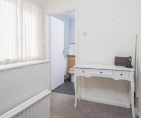 Pass the Keys Cosy 2 bed apartment in leafy Cyncoed - Sleeps 6