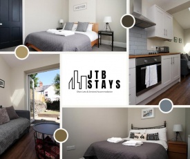 3 Bedroom House by JTB Stays Short Lets & Serviced Accommodation Cardiff - Recently Modernised Townhouse with Self Check-In