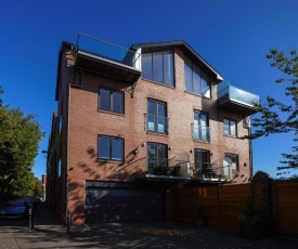 Townhouse by the Bay with Parking